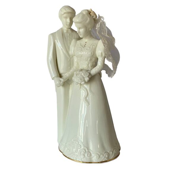 San Francisco Music Box White Porcelain Bride Groom Figurine Plays Wedding March - Picture 1 of 8